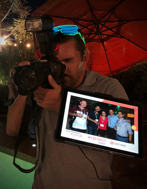 Animation photo originale pour événement professionnel ou privé, l’iPhotographer transforme un photographe en véritable photobooth mobile et interactif.