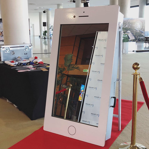 Location mirrorbooth : une animation élégante et interactive sur Aix en Provence Marseille et bouches du rhones