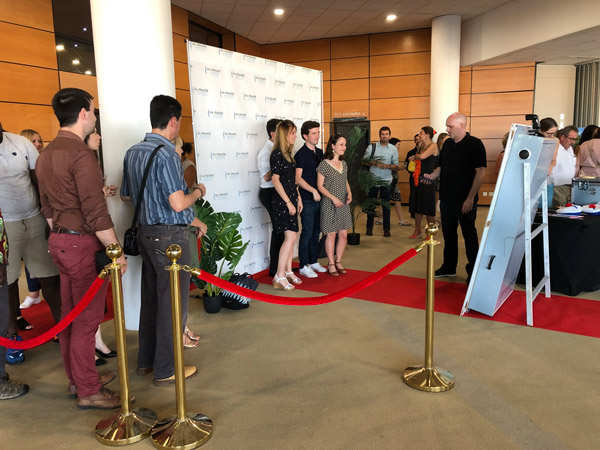 Location mirrorbooth : une animation élégante et interactive sur Aix en Provence Marseille et bouches du rhones