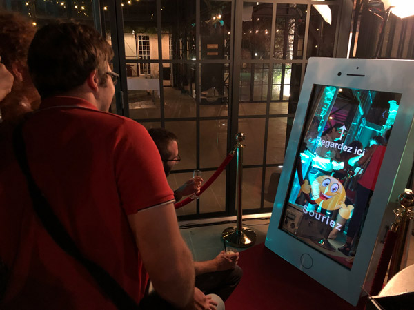 Location mirrorbooth : une animation élégante et interactive sur Aix en Provence Marseille et bouches du rhones