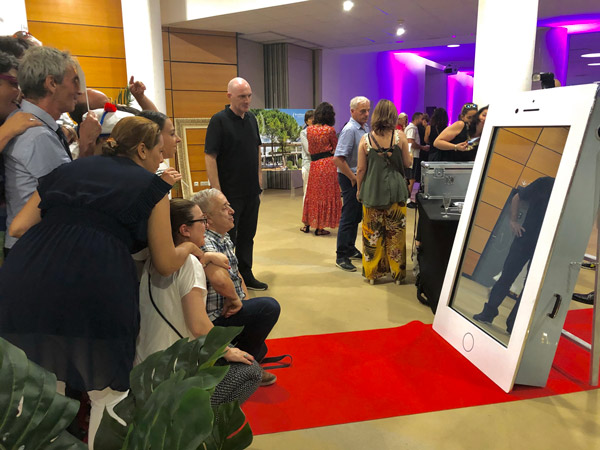 Location mirrorbooth : une animation élégante et interactive sur Aix en Provence Marseille et bouches du rhones