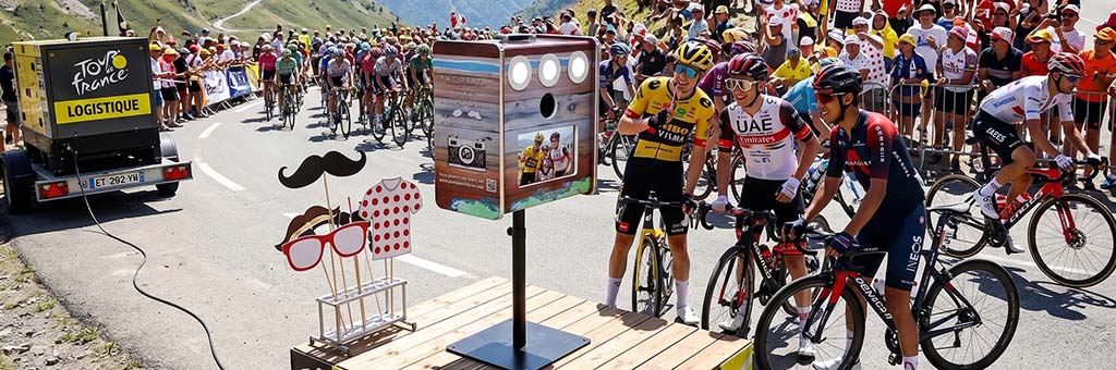 Photobooth installé lors d'un événement cycliste en montagne