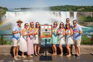 Photobooth installé devant les chutes du Niagara avec des visiteurs admirant la cascade