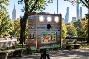 Photobooth installé dans un parc avec un écureuil curieux devant l'objectif